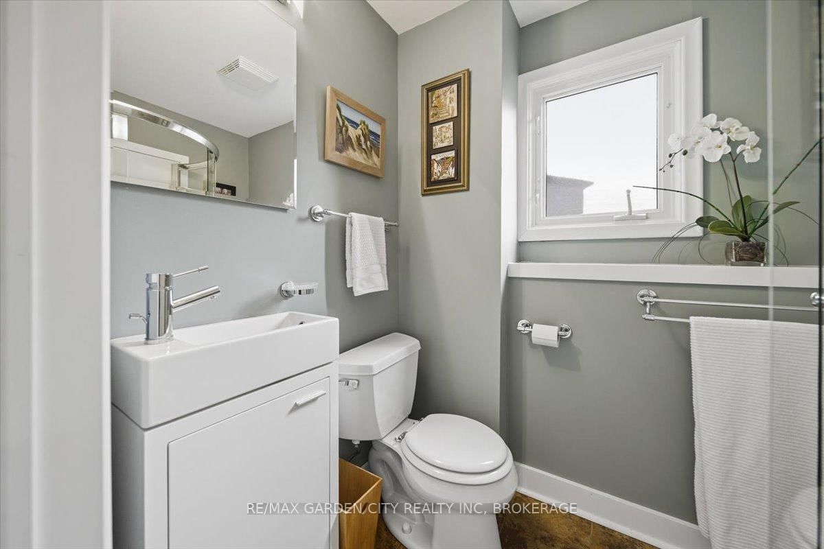 Detached House for sale at 112 Riverdale Drive, St. Catharines, Ontario, L2R 4B9 - Old Glenridge - MLS: X12745702