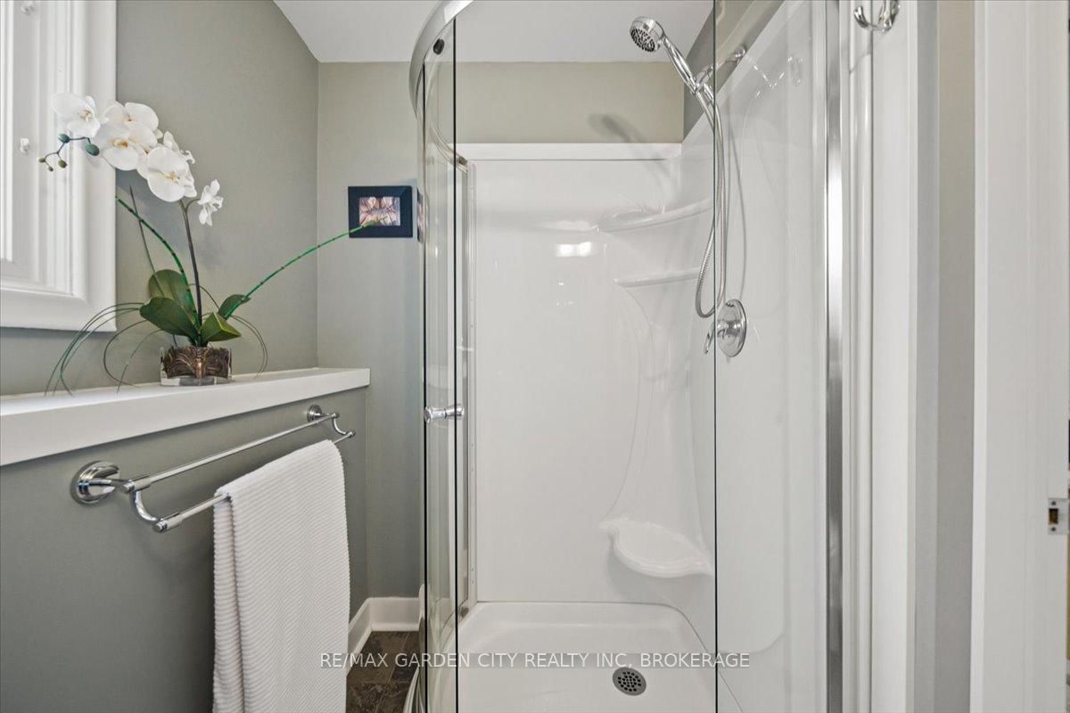 Detached House for sale at 112 Riverdale Drive, St. Catharines, Ontario, L2R 4B9 - Old Glenridge - MLS: X12745702