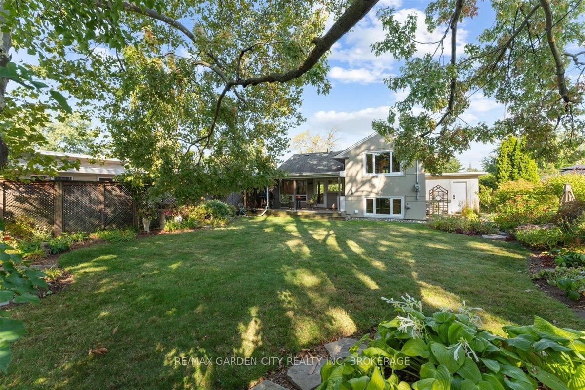 Detached House for sale at 112 Riverdale Drive, St. Catharines, Ontario, L2R 4B9 - Old Glenridge - MLS: X12745702