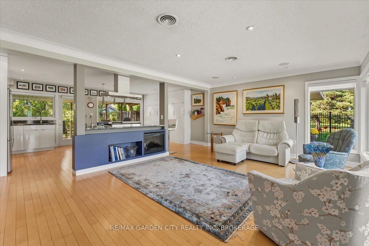 Detached House for sale at 112 Riverdale Drive, St. Catharines, Ontario, L2R 4B9 - Old Glenridge - MLS: X12745702