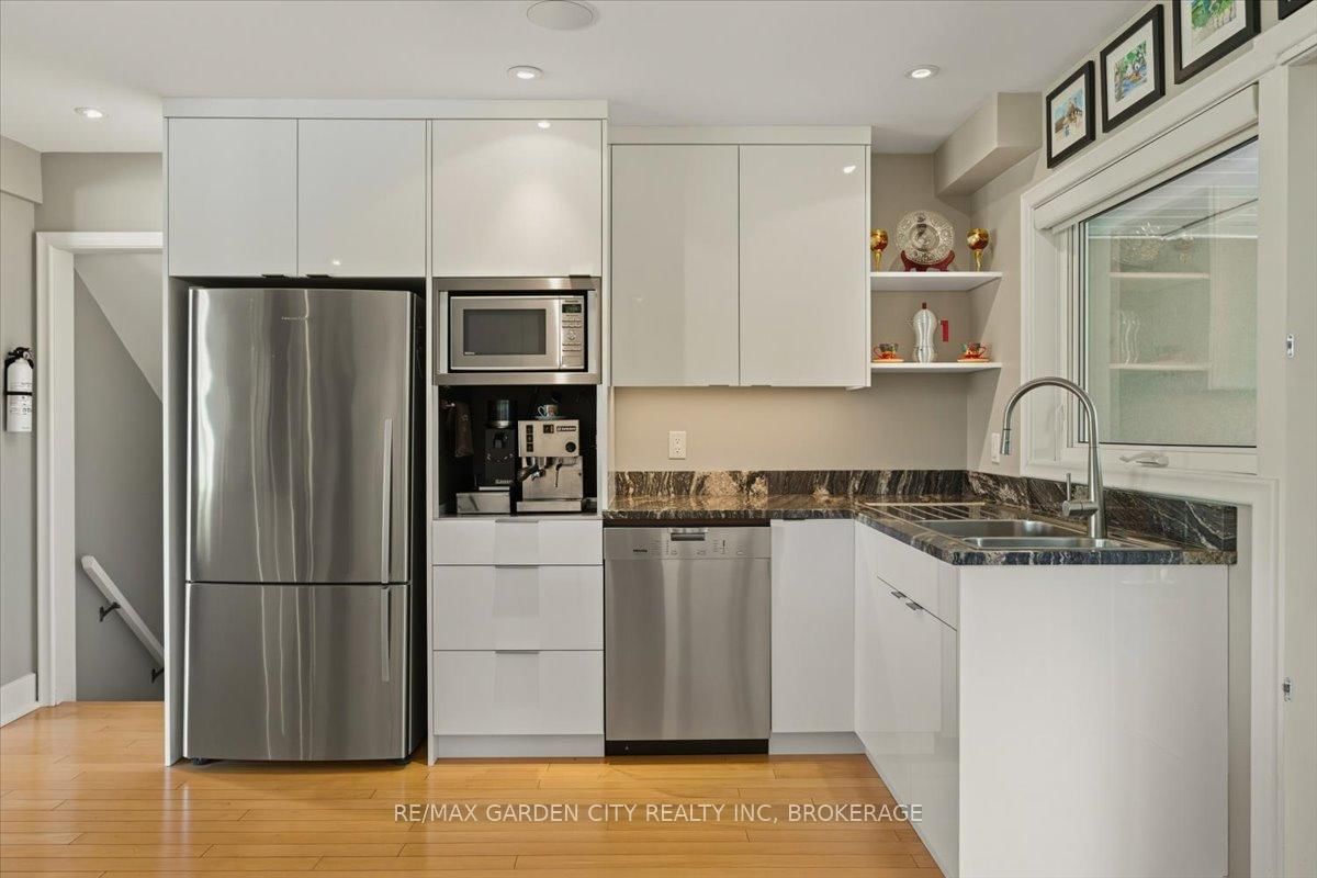 Detached House for sale at 112 Riverdale Drive, St. Catharines, Ontario, L2R 4B9 - Old Glenridge - MLS: X12745702