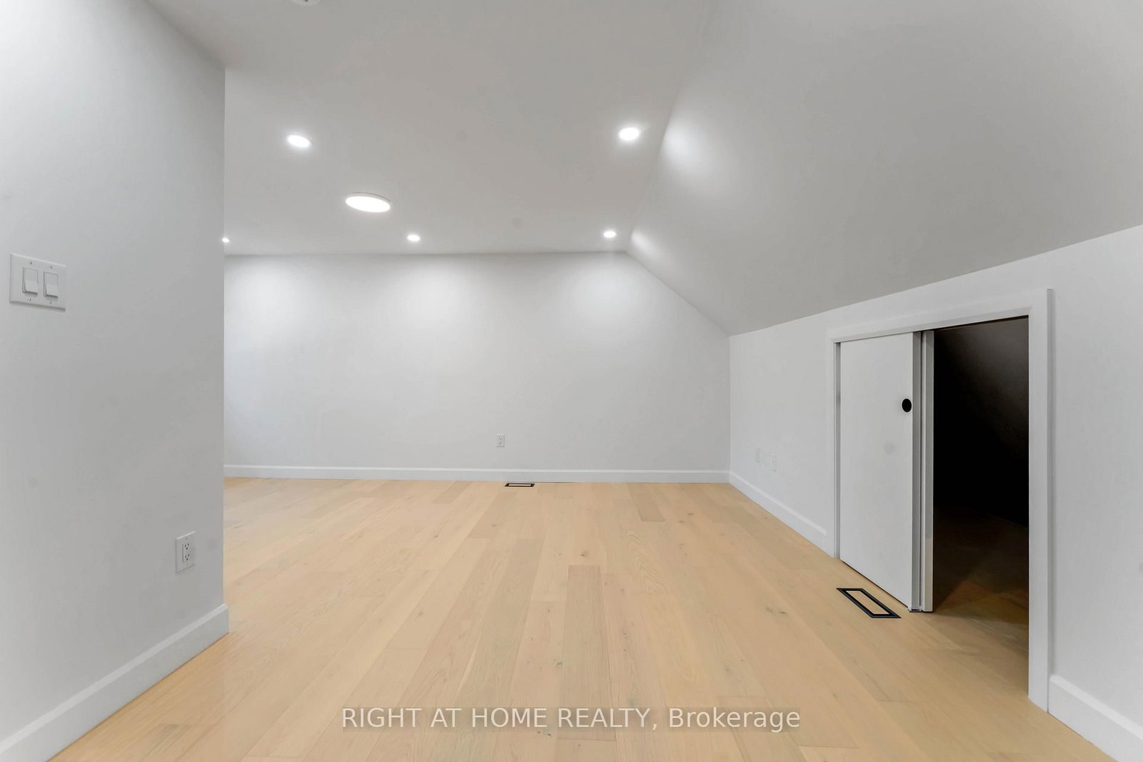 Detached House for sale at 2700 PRISCILLA Street, Ottawa, Ontario, K2B 7E2 - Britannia - MLS: X12745712