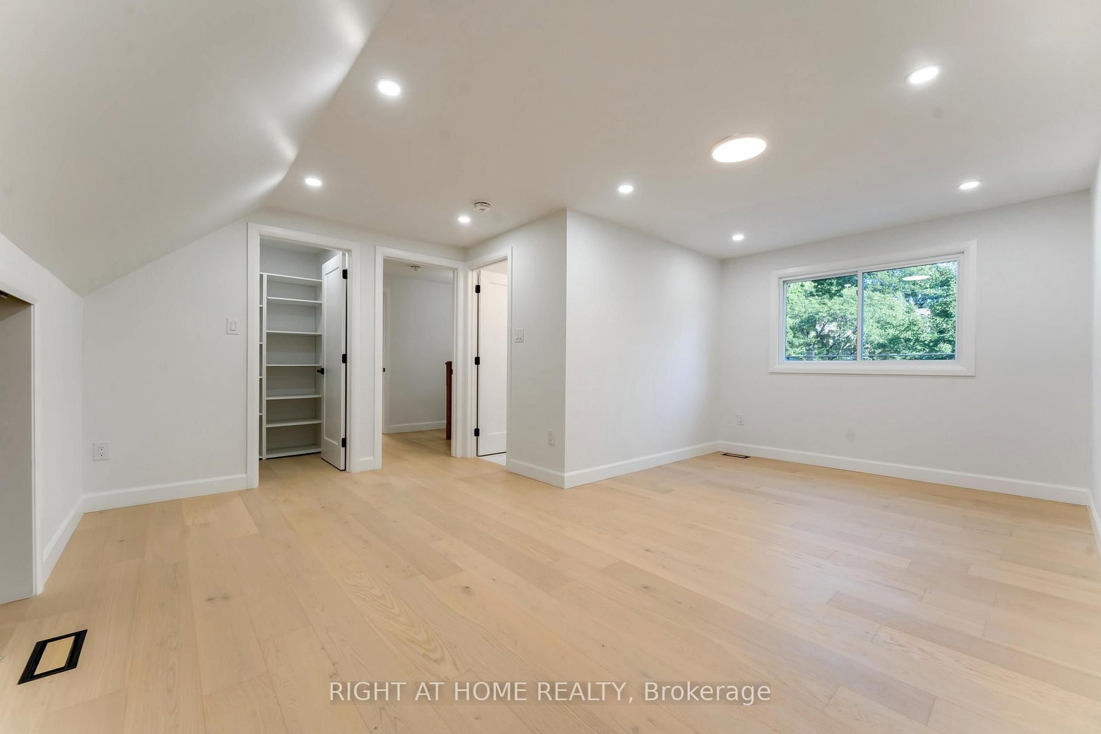 Detached House for sale at 2700 PRISCILLA Street, Ottawa, Ontario, K2B 7E2 - Britannia - MLS: X12745712