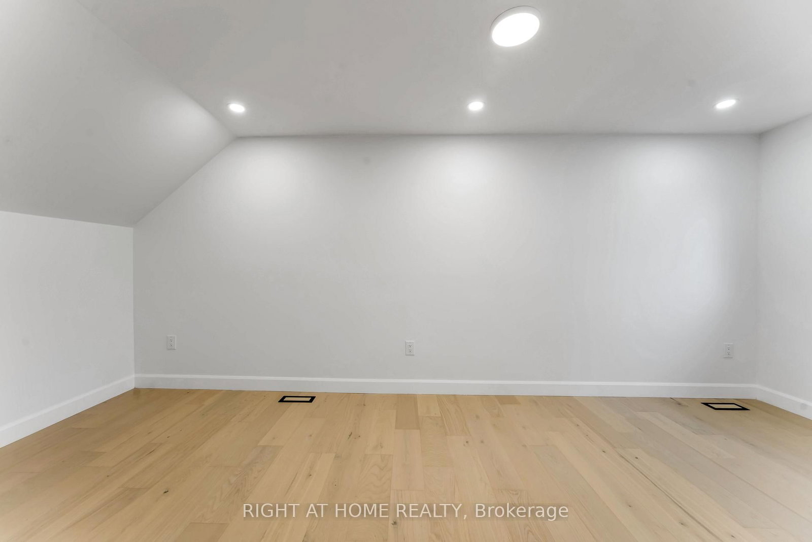 Detached House for sale at 2700 PRISCILLA Street, Ottawa, Ontario, K2B 7E2 - Britannia - MLS: X12745712