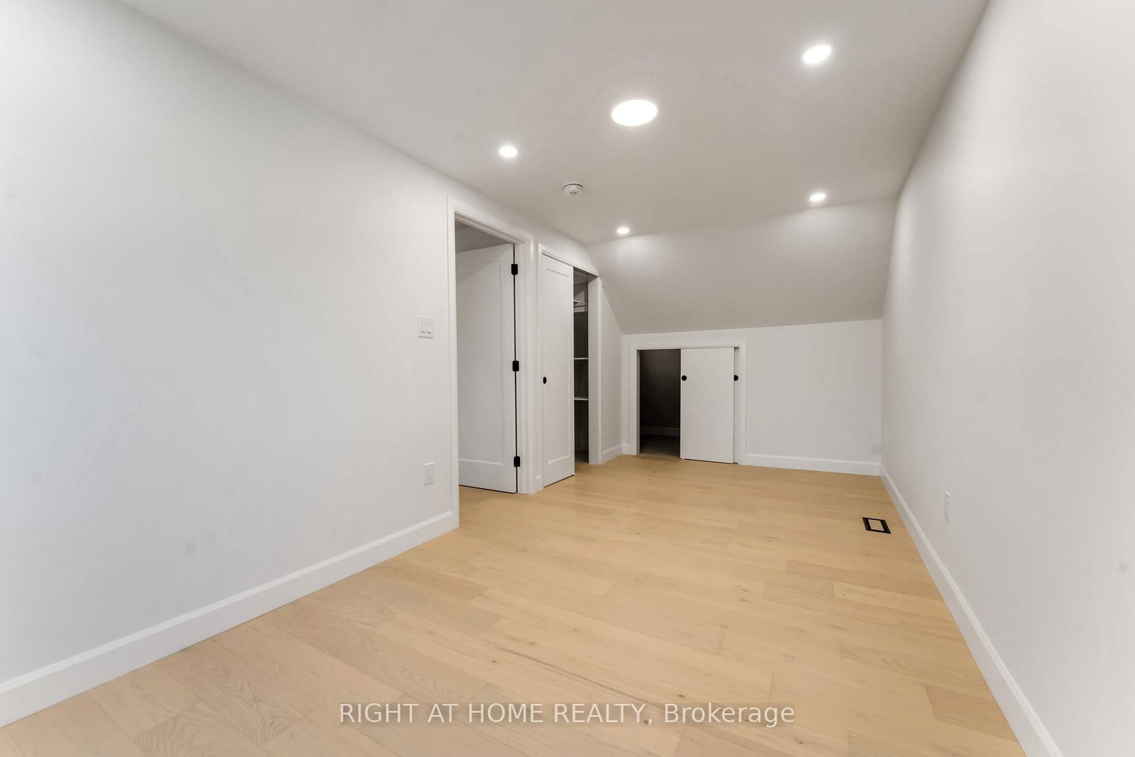 Detached House for sale at 2700 PRISCILLA Street, Ottawa, Ontario, K2B 7E2 - Britannia - MLS: X12745712