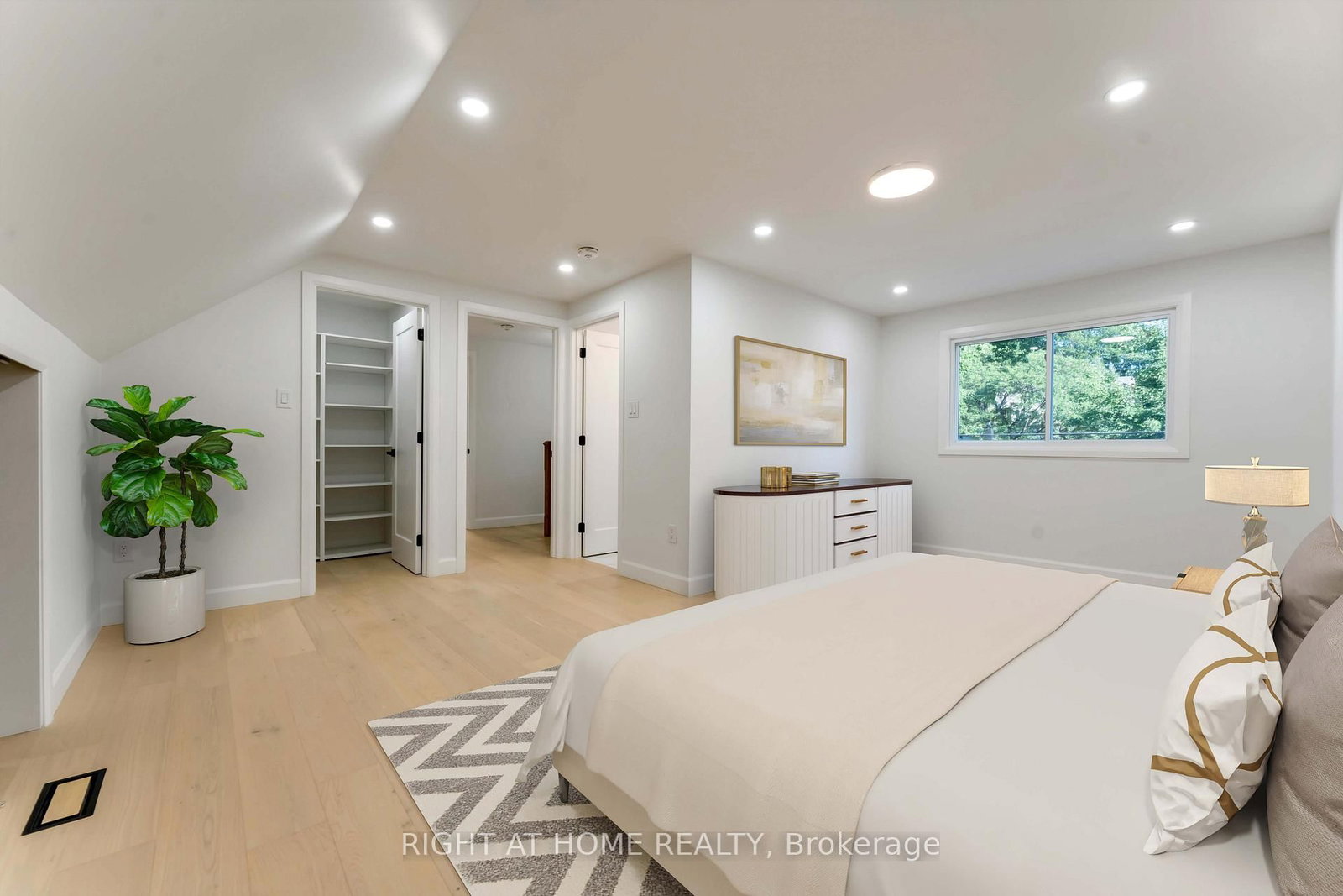 Detached House for sale at 2700 PRISCILLA Street, Ottawa, Ontario, K2B 7E2 - Britannia - MLS: X12745712