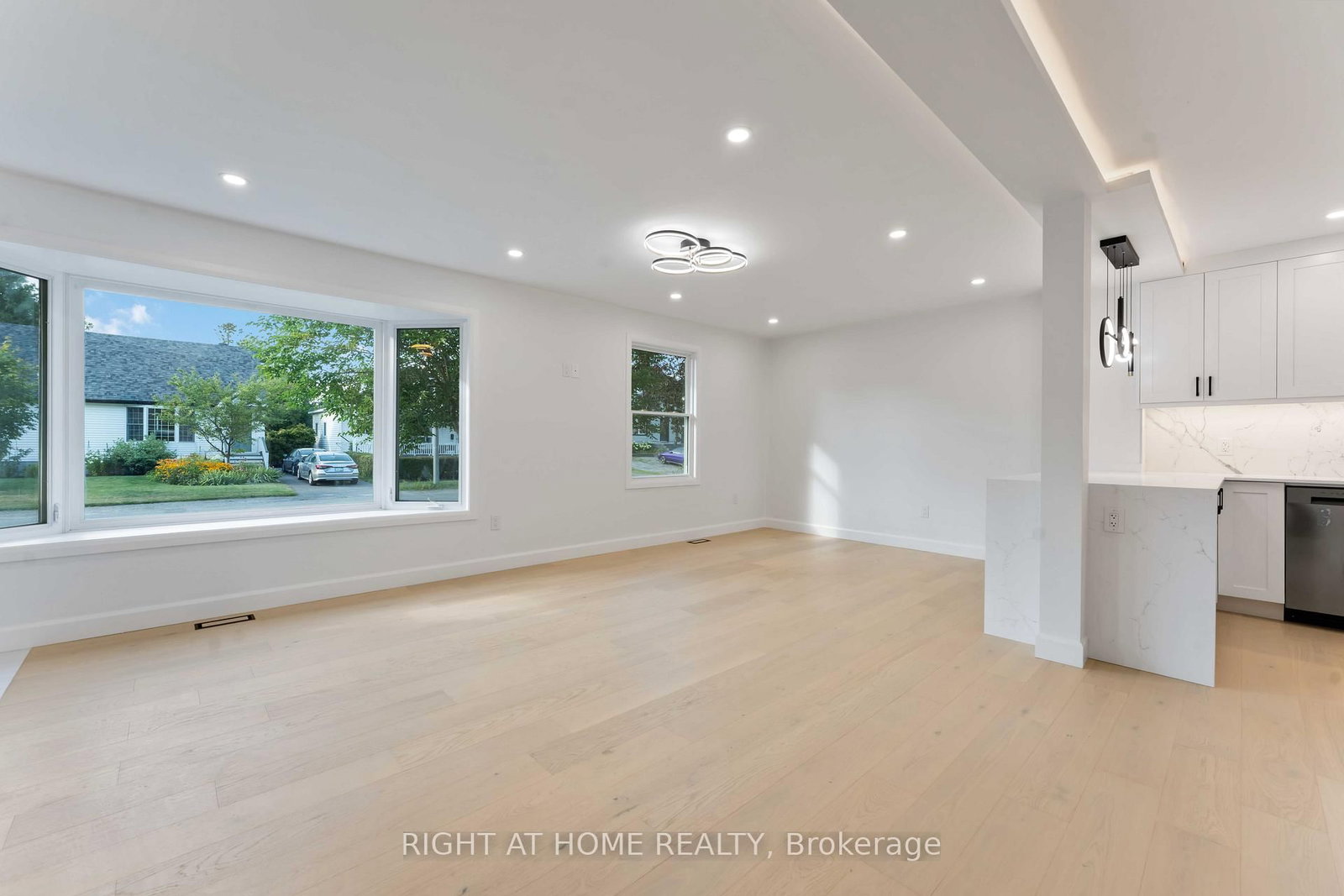 Detached House for sale at 2700 PRISCILLA Street, Ottawa, Ontario, K2B 7E2 - Britannia - MLS: X12745712