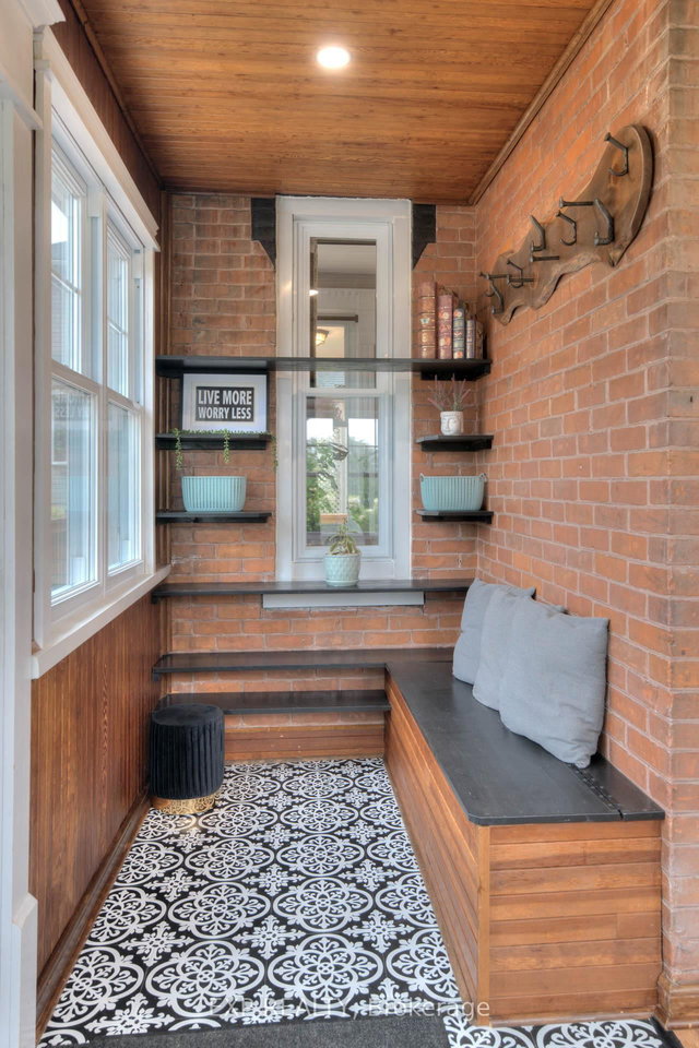 2027 Victoria Street