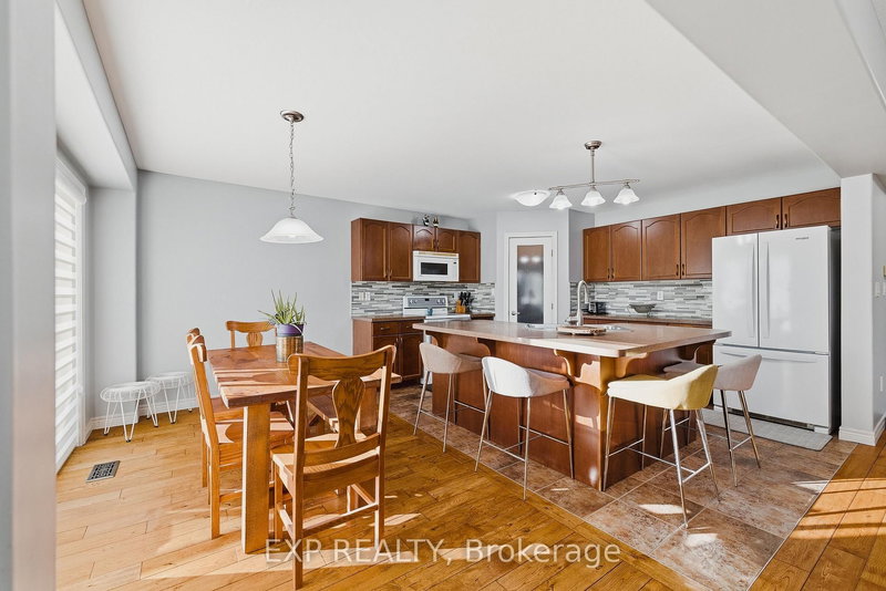 23 Doon Creek St, Kitchener, N2R 0B4 | Image 3