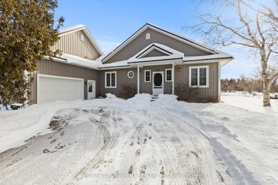 Detached House sold at 20 Carlisle Road, Hamilton, Ontario, L8B 1C9 - Rural Flamborough - MLS: X12747800