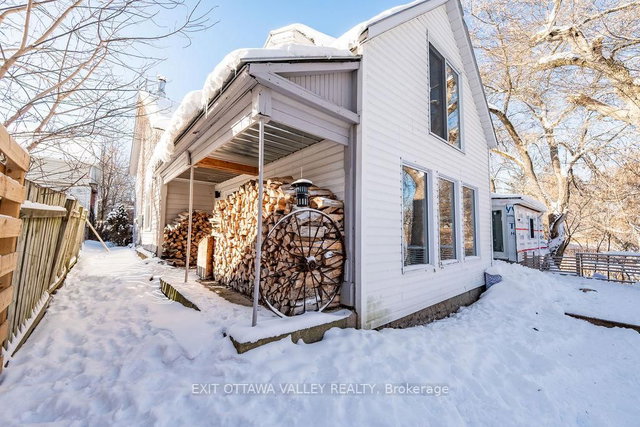 815 Pembroke Street W