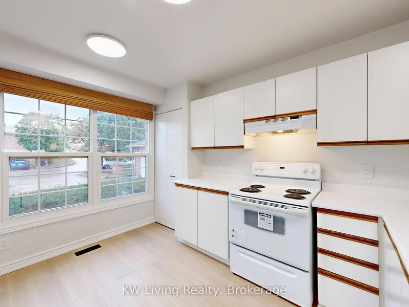 18 - 250 Keats Way, Waterloo, N2L 6J5 | Image 2