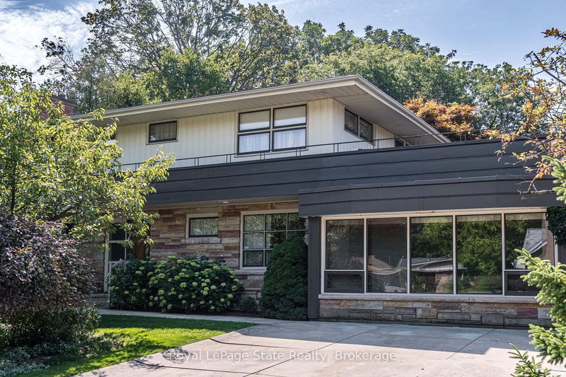 6 Freeland Crt, Hamilton, L8S 3R5 | Image 2