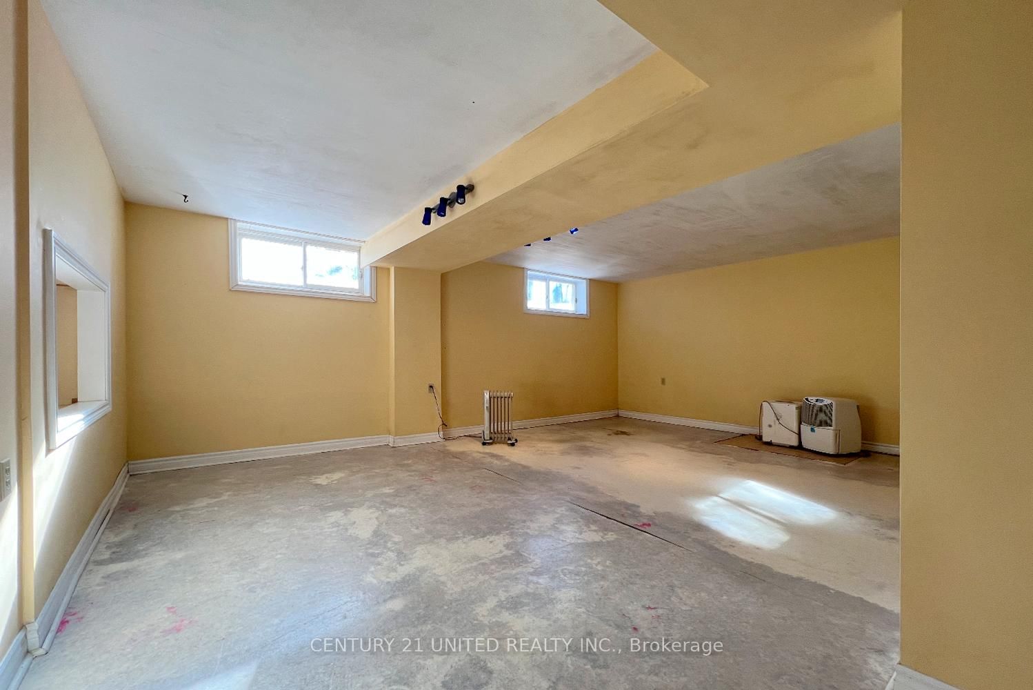 Detached House for sale at 28 Weller Crescent, Peterborough, Ontario, K9J 6J5 - Monaghan Ward 2 - MLS: X12752334