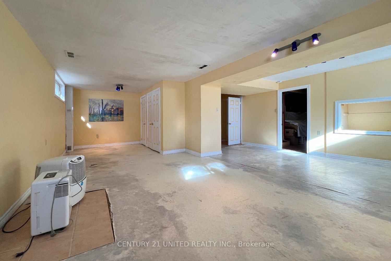 Detached House for sale at 28 Weller Crescent, Peterborough, Ontario, K9J 6J5 - Monaghan Ward 2 - MLS: X12752334