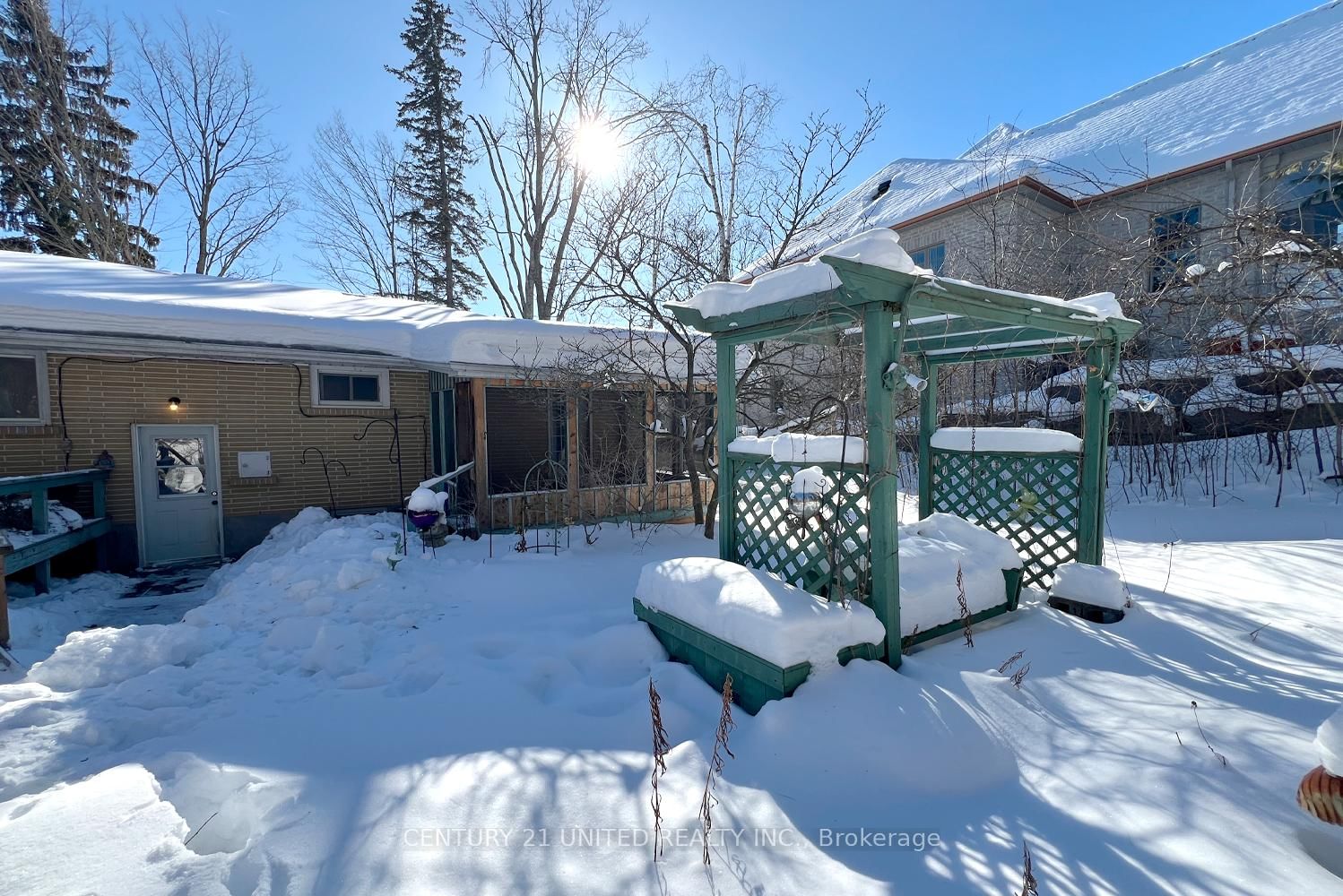 Detached House for sale at 28 Weller Crescent, Peterborough, Ontario, K9J 6J5 - Monaghan Ward 2 - MLS: X12752334