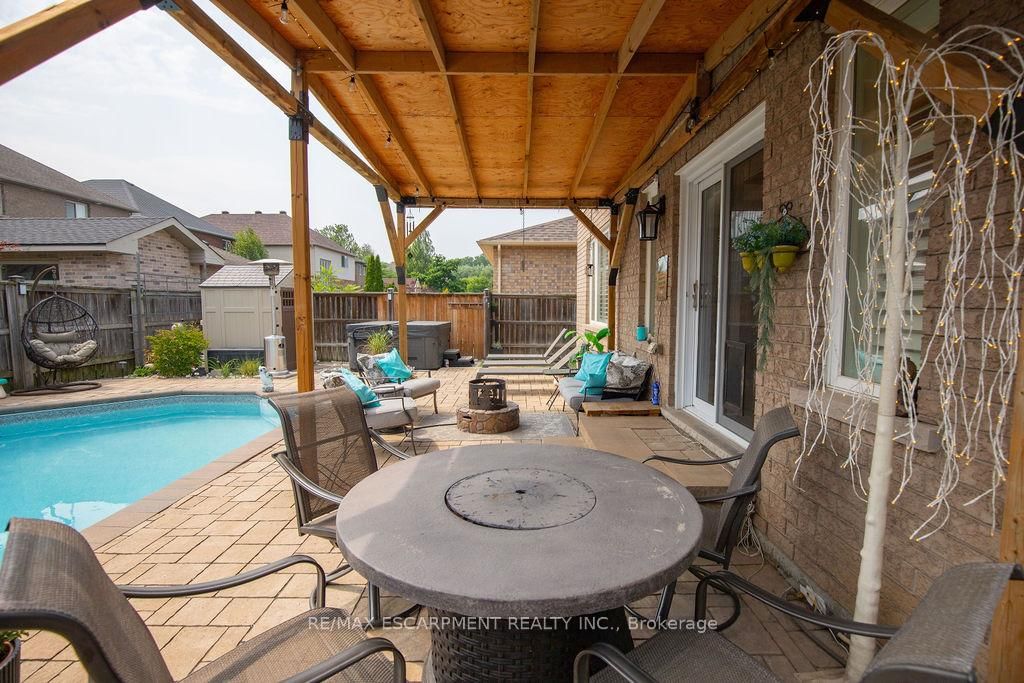 Detached House for sale at 15 Meadowbank Drive, Hamilton, Ontario, L9B 2Y9 - Falkirk - MLS: X12752576