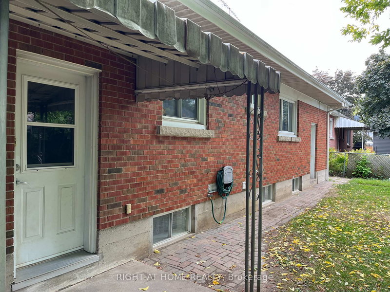 16 Rowanwood Ave, Brant, N3S 7B6 | Image 2