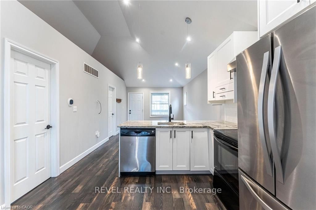 Detached House for sale at 222 Kensington Avenue, Hamilton, Ontario, L8L 7N7 - Crown Point - MLS: X12756028