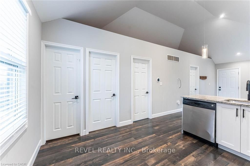 Detached House for sale at 222 Kensington Avenue, Hamilton, Ontario, L8L 7N7 - Crown Point - MLS: X12756028