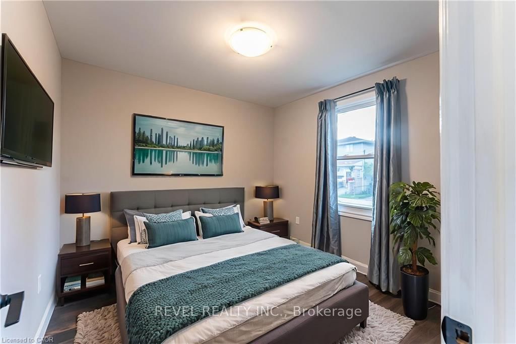 Detached House for sale at 222 Kensington Avenue, Hamilton, Ontario, L8L 7N7 - Crown Point - MLS: X12756028