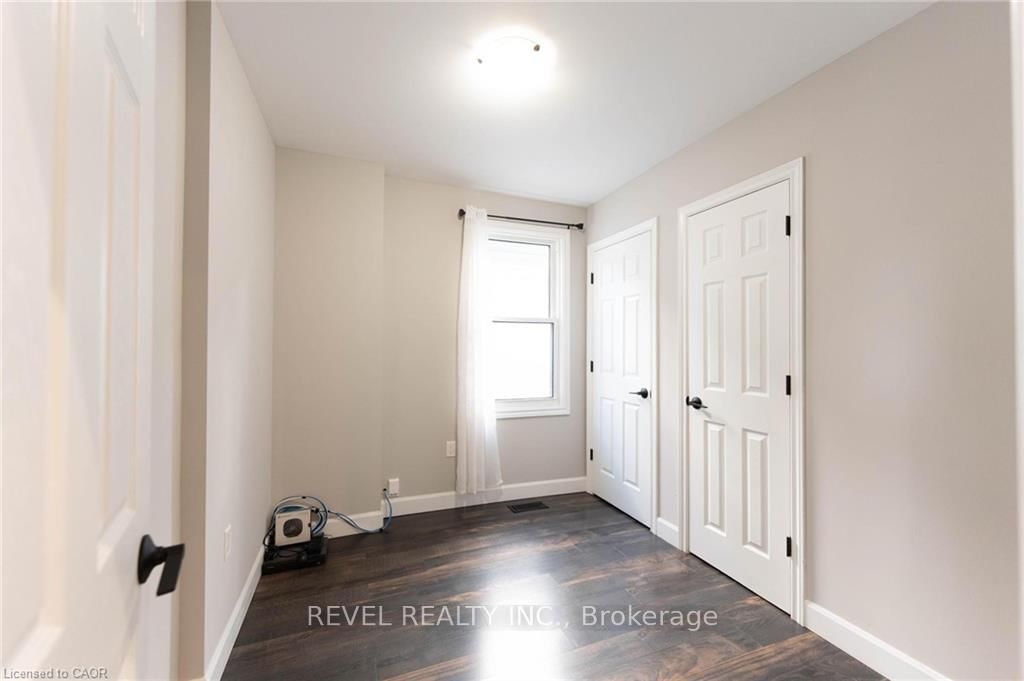 Detached House for sale at 222 Kensington Avenue, Hamilton, Ontario, L8L 7N7 - Crown Point - MLS: X12756028