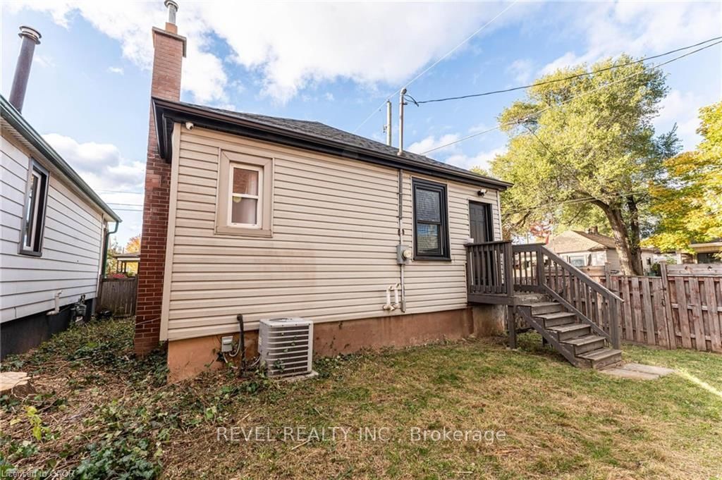 Detached House for sale at 222 Kensington Avenue, Hamilton, Ontario, L8L 7N7 - Crown Point - MLS: X12756028