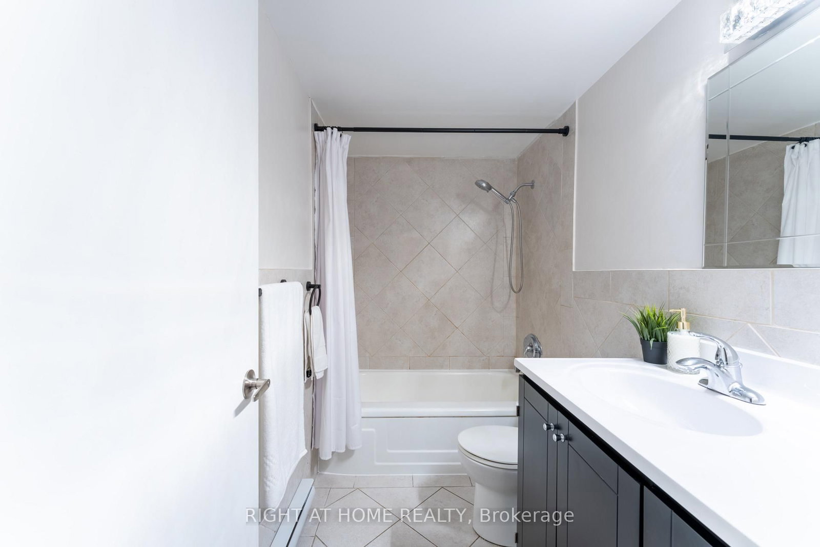 Condo for lease at 211-11 Woodman Drive, Hamilton, Ontario, L8K 4E3 - Corman - MLS: X12759882