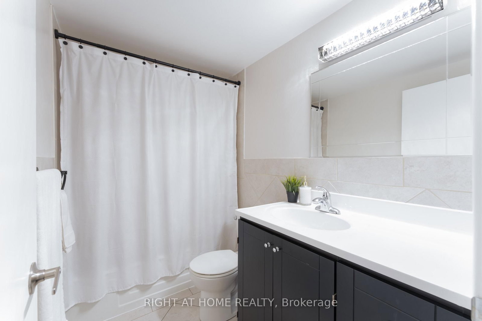 Condo for lease at 211-11 Woodman Drive, Hamilton, Ontario, L8K 4E3 - Corman - MLS: X12759882