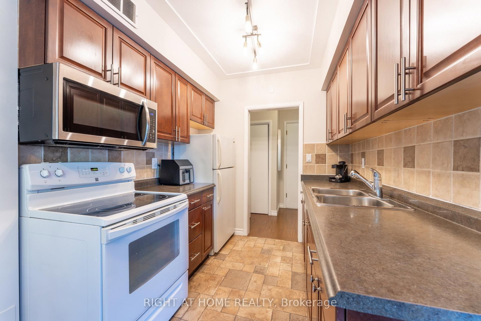 Condo for lease at 211-11 Woodman Drive, Hamilton, Ontario, L8K 4E3 - Corman - MLS: X12759882