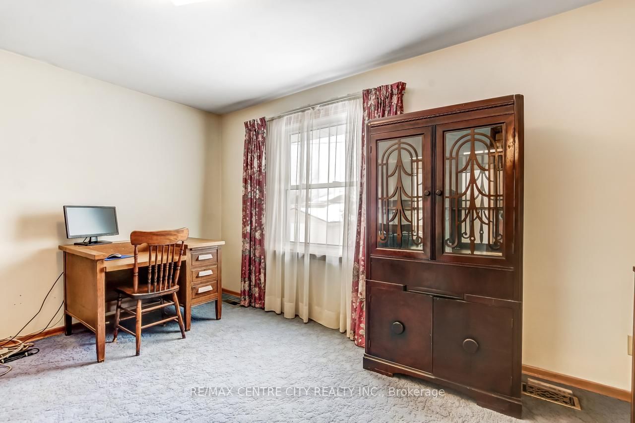 Detached House for sale at 18 Porter Place, St. Thomas, Ontario, N5R 5L5 - St. Thomas - MLS: X12761768