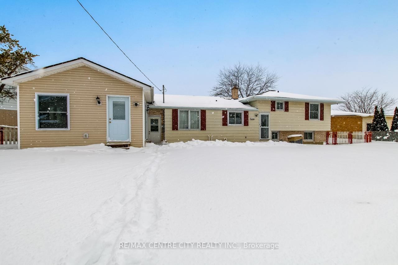 Detached House for sale at 18 Porter Place, St. Thomas, Ontario, N5R 5L5 - St. Thomas - MLS: X12761768