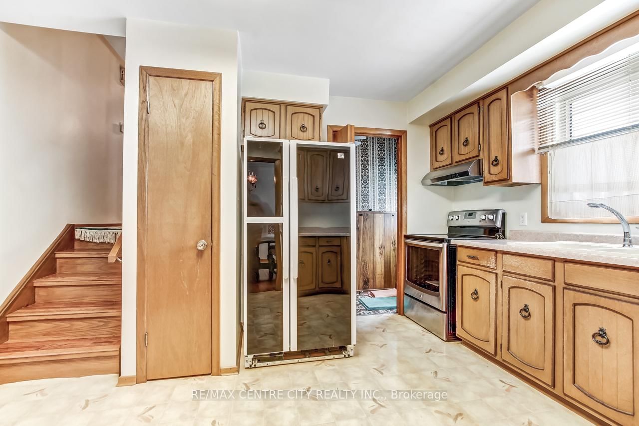 Detached House for sale at 18 Porter Place, St. Thomas, Ontario, N5R 5L5 - St. Thomas - MLS: X12761768