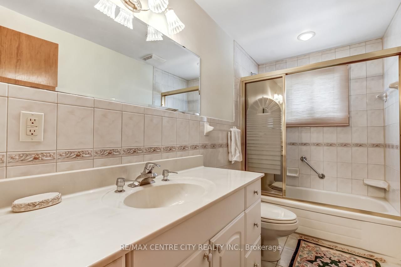 Detached House for sale at 18 Porter Place, St. Thomas, Ontario, N5R 5L5 - St. Thomas - MLS: X12761768