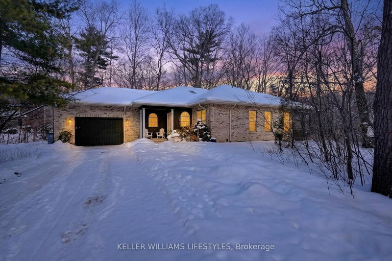 10240 Woodpark Crt, Lambton Shores, N0M 1T0 | Image 2