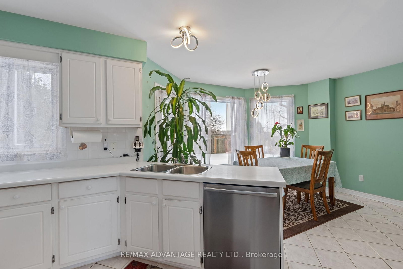 Detached House for sale at 122 Barrydale Crescent, London North, Ontario, N6G 2X6 - North I - MLS: X12764872