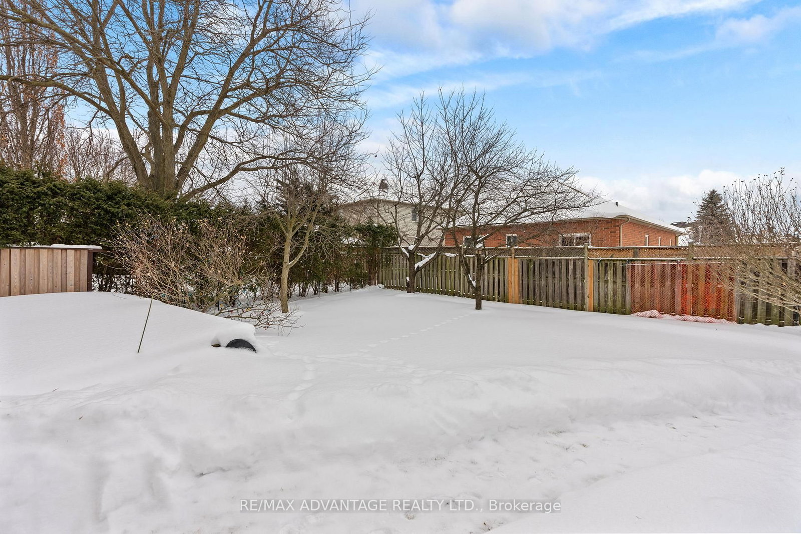 Detached House for sale at 122 Barrydale Crescent, London North, Ontario, N6G 2X6 - North I - MLS: X12764872