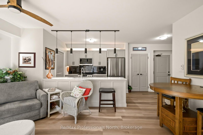 302 - 391 James St W, Gravenhurst, P1P 0A5 | Image 2