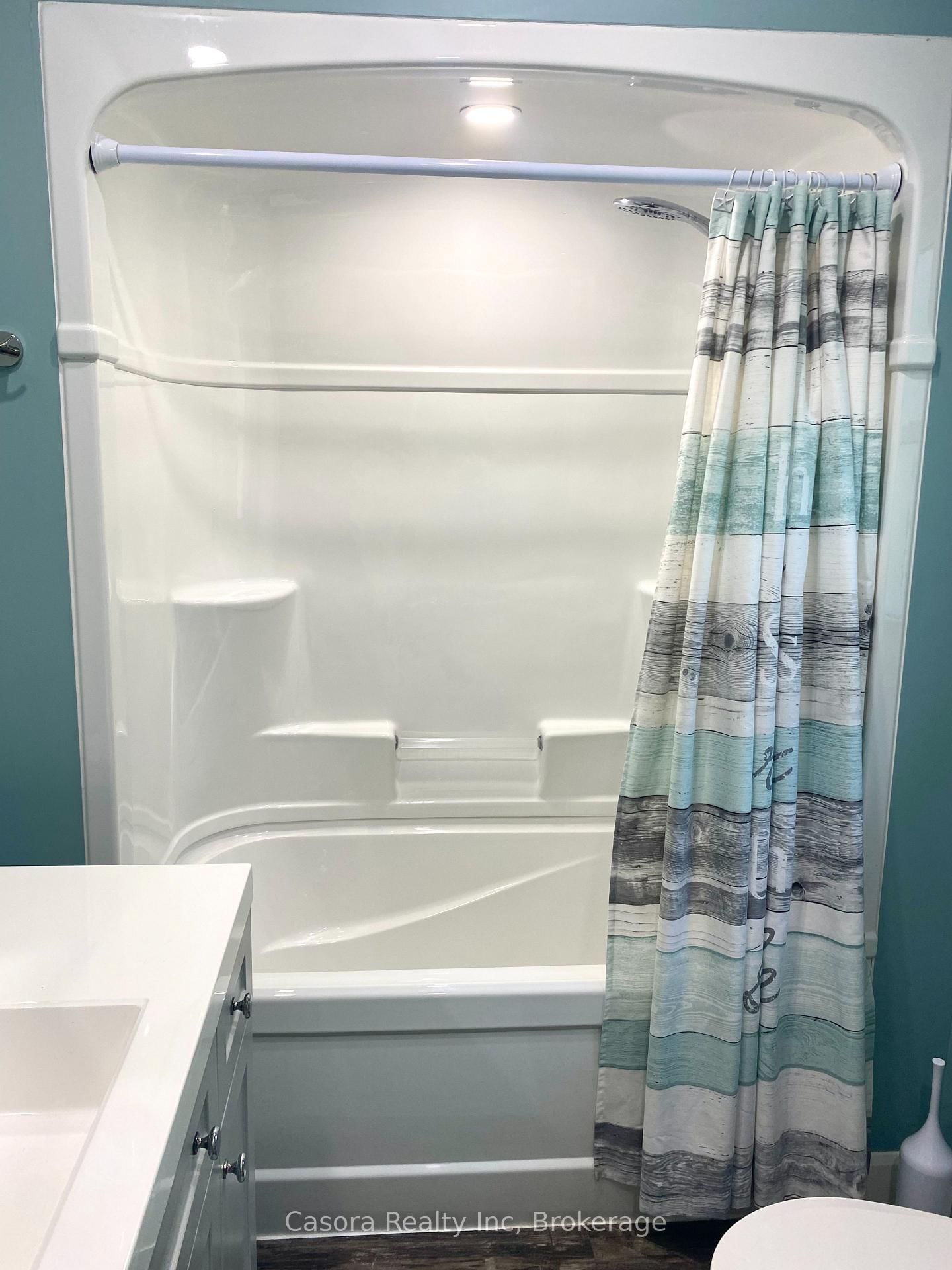 Detached House for sale at 322 Oxford Avenue, Fort Erie, Ontario, L0S 1B0 - Crystal Beach - MLS: X12767374