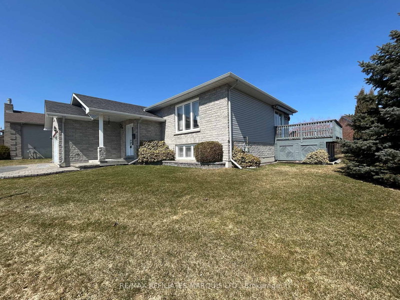 302 Emma Ave, Cornwall, K6J 0A2 | Image 2