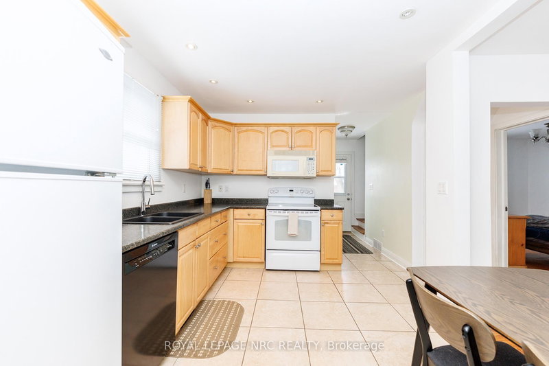 41 Mcdonald Ave, Thorold, L2V 3E5 | Image 3