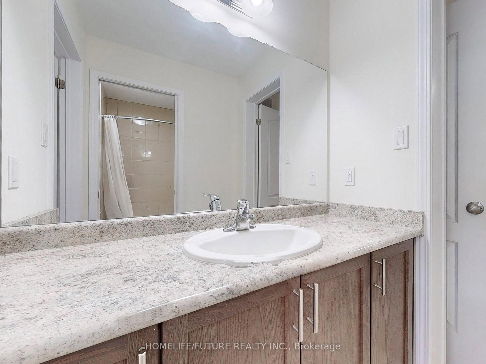 Detached House for sale at 526 Joslin Street, Peterborough, Ontario, K9J 0H9 - Monaghan Ward 2 - MLS: X12770816