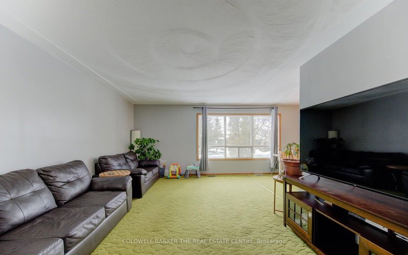 98 Shea Cres, Kitchener, N2E 1E8 | Image 2