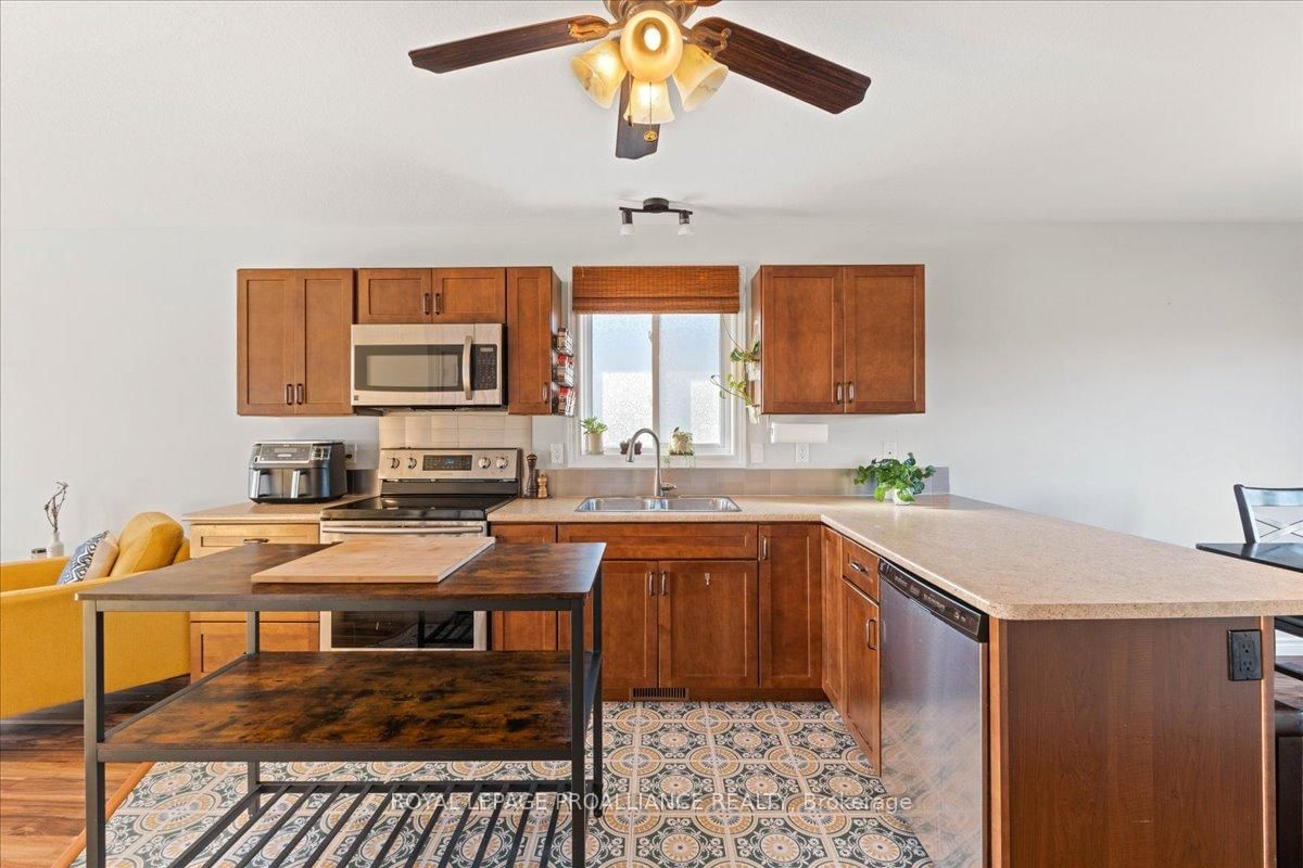 Detached House for sale at 189 Nicholas Street, Quinte West, Ontario, K8V 6E8 - Murray Ward - MLS: X12772602