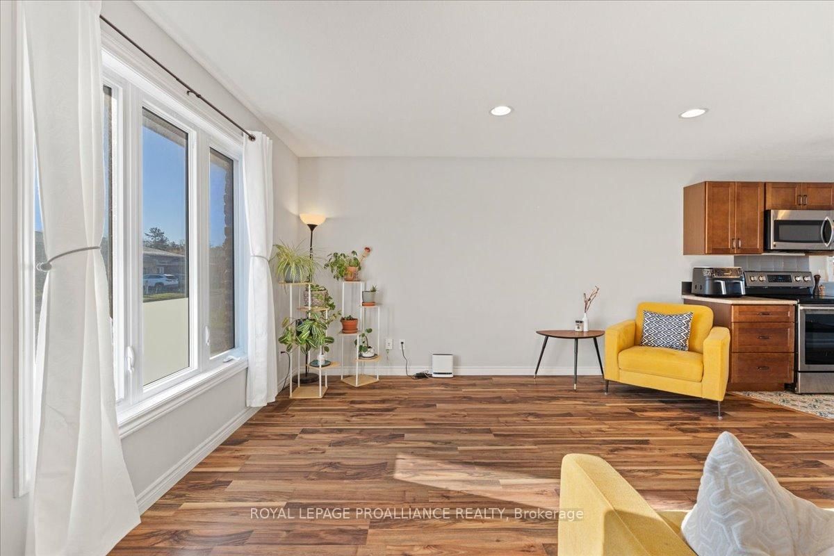 Detached House for sale at 189 Nicholas Street, Quinte West, Ontario, K8V 6E8 - Murray Ward - MLS: X12772602