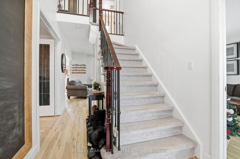 83 Briarsdale Cres, Welland, L3C 6S8 | Image 3