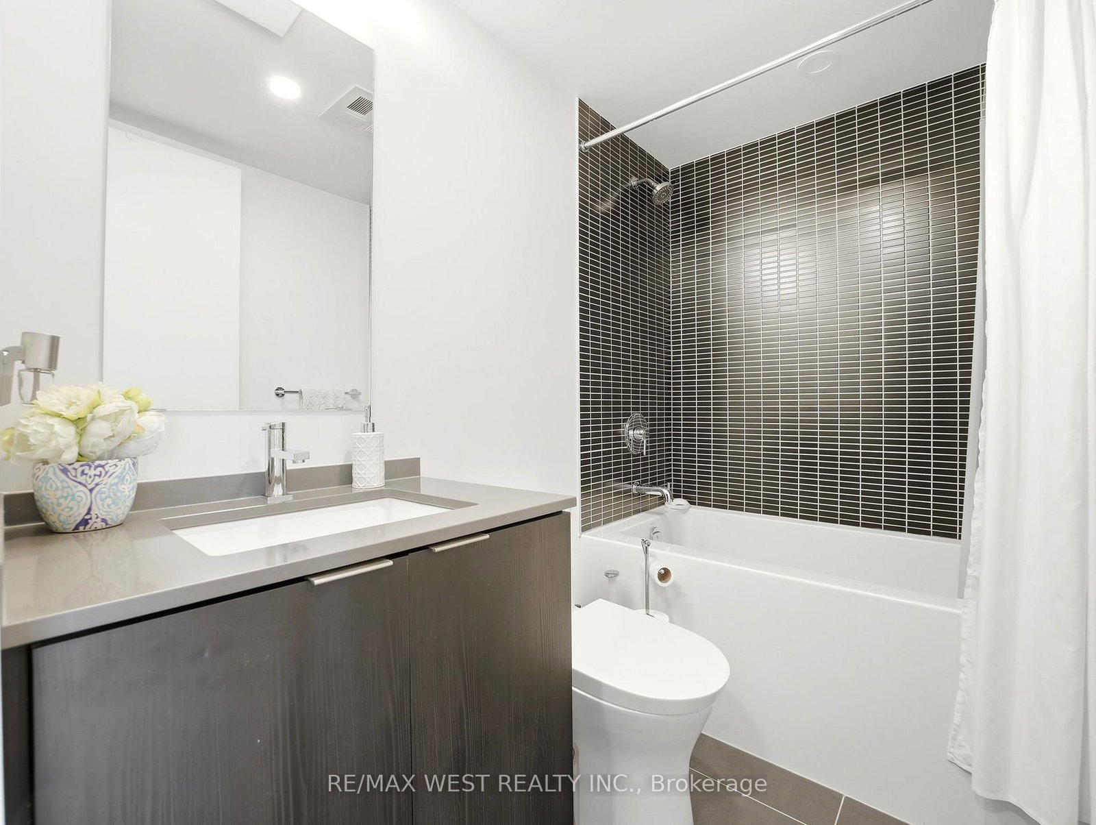 Condo for sale at 912-1 Jarvis Street, Hamilton, Ontario, L8R 3J2 - Beasley - MLS: X12773352