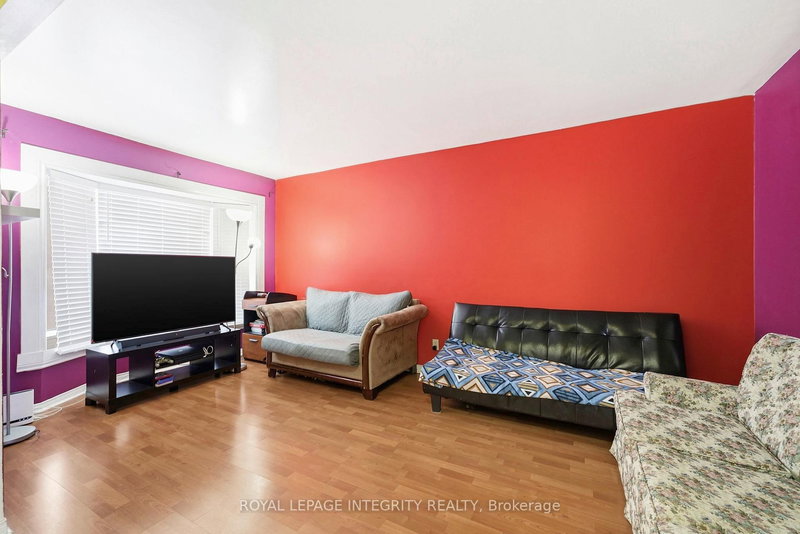 309 Ellen Ave, Cornwall, K6J 5T6 | Image 2