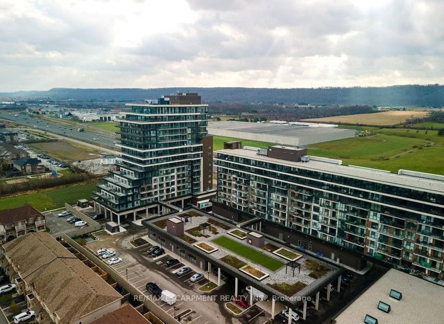 810 - 560 North Service Road