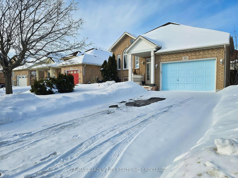 11 Cozocar Cres, St. Catharines, L2S 3Y5 | Image 3